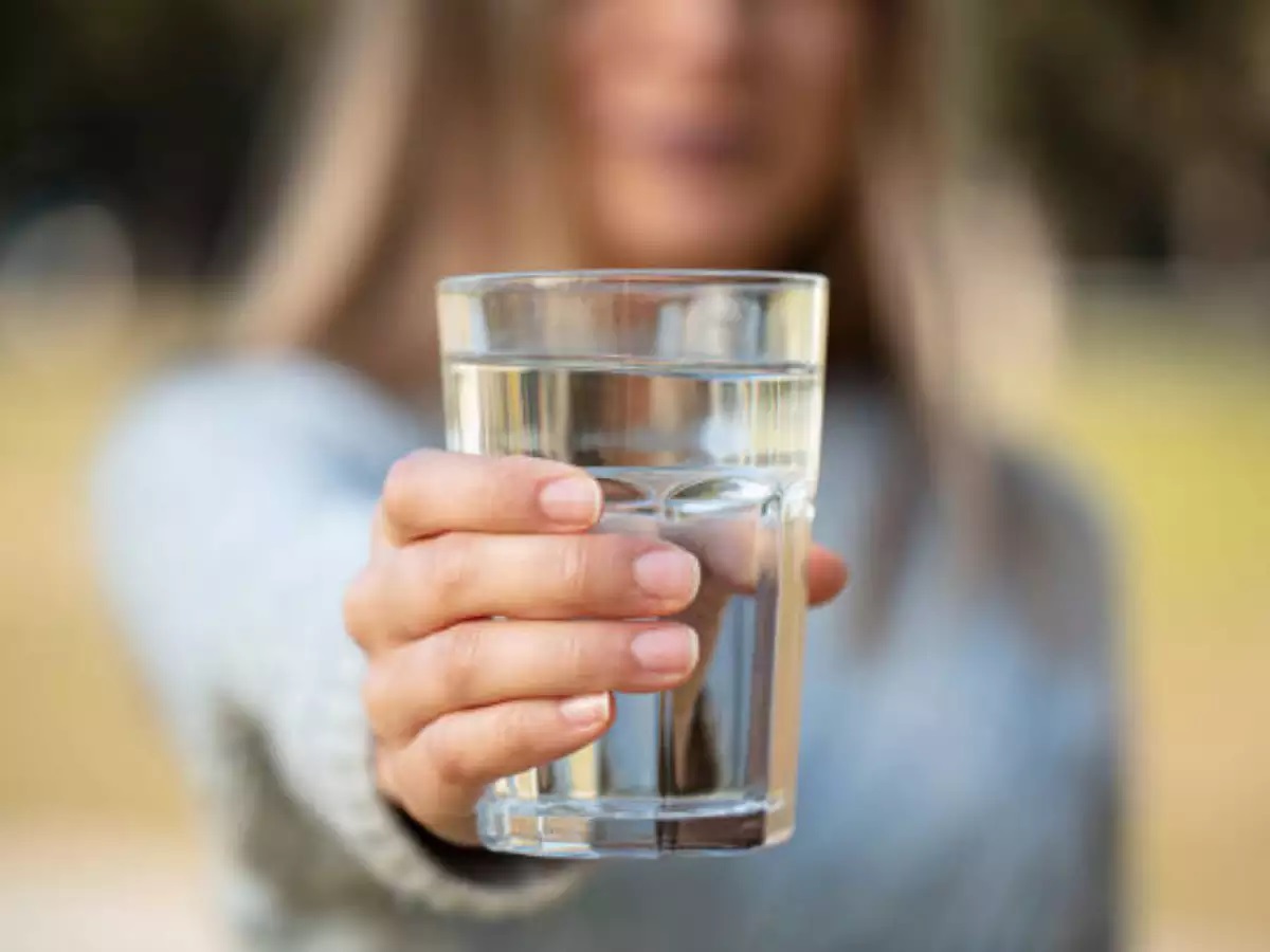 لماذا يجب شرب الكثير من الماء قبل الرحلات الجوية؟